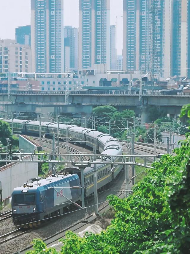 南宁新晋网红打卡点！火车在房顶行驶，比重庆“李子坝”更震撼
