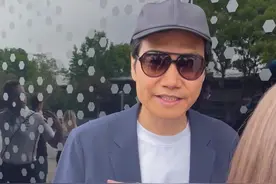 SU~！雷军现身F1中国大奖赛正赛现场，晒与乔治-拉塞尔合影图片