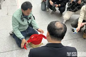 “收到大馒头，94岁青岛籍老兵喜极而泣！”“灵魂摆渡人”刘德文再赴青岛，送第63位山东籍亡故老兵归乡图片