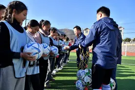 保康：驰骋绿茵场 追逐足球梦图片
