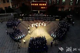 郧阳区一中：“快闪”创意演出庆祝教师节图片