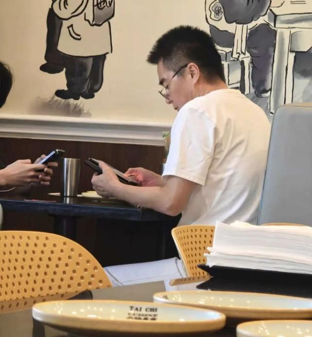 许亚军被曝在美国，缺席前妻何晴告别仪式	，当日在餐馆陪小儿子吃饭