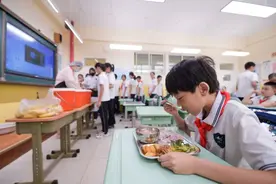 成立膳食委员会、校领导陪餐，北京市中小学明确了这些制度——图片