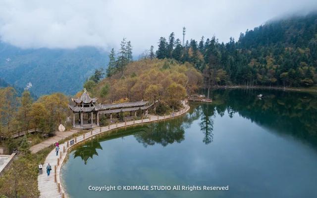 谁说西北只有戈壁？甘肃这座小城把云朵掰成碎絮，瀑布直接云端开闸！