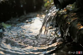 黑色水沟直通乡村水道，村庄距汾河仅300米！央视曝光图片