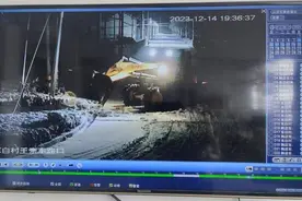 邹平市韩店镇一村民主动开铲车义务除雪，赢得村民点赞图片