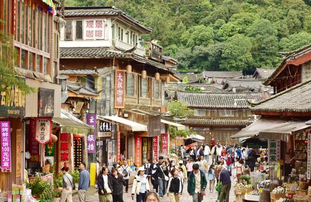慢享时光！束河古镇暑期日均迎客超3万人次