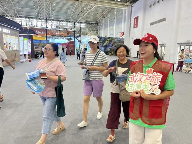 武汉“红马甲”注入青春能量，中国文旅博览会“因你而美”
