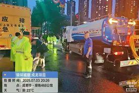 成都暴雨后：环卫系统紧急清淤，为确保安全今晚路灯推迟开灯图片