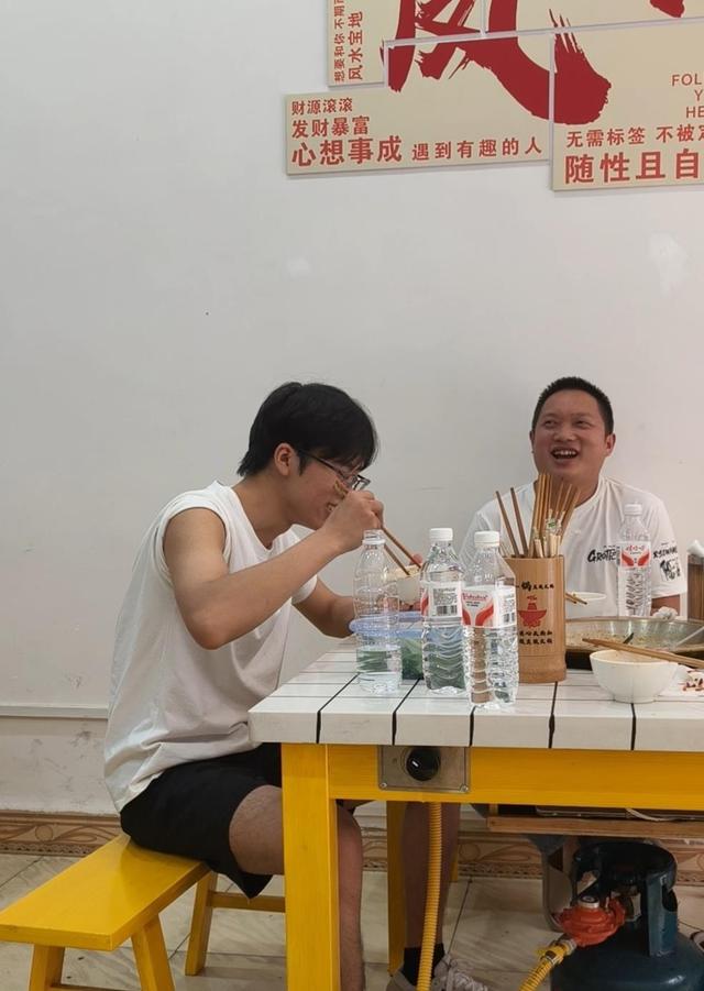 男子在高速上和陌生大哥同行900公里，当事人：中途分开后又遇上了，线下约饭计划一同返程