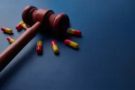 发生交通事故后，保险公司称非医保用药不赔？上海法院判决：该赔图片