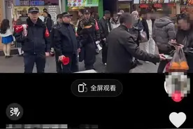 重庆城管回应“举喇叭提醒游客”：路边摊没保障，曾有人拿葡萄冒充车厘子图片