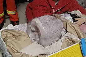 女童贪玩被卡塑料桶，松江消防员1分钟化险为夷图片