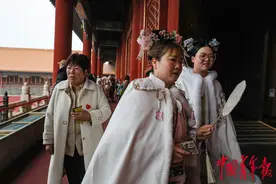 穿古装 逛故宫图片
