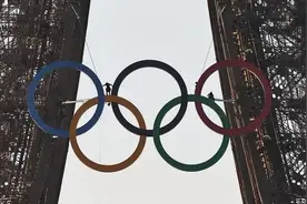 埃菲尔铁塔挂上了奥运五环图片