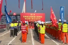 广西钦州北过境线公路钦江特大桥顺利合龙图片
