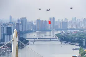 祝福祖国！广州公安警用直升机悬挂五星红旗巡飞珠江沿岸图片
