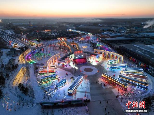 吉林大安：冰雪机车景观引游人