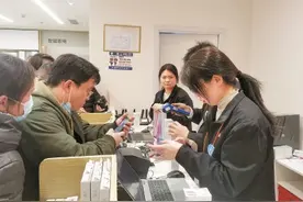 上海：购新补贴首日 手机消费火热 多家门店专柜收银系统一度“宕机”图片
