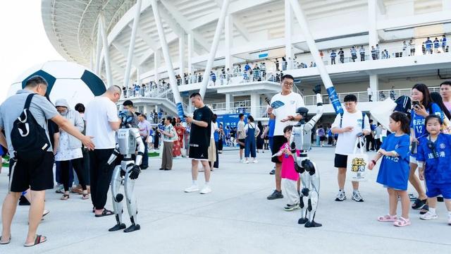 连云港电信5G机器人燃爆“苏超”赛场！电信AI科技闪耀港城绿茵场