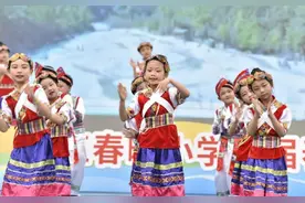 重庆一小学上演千人民族歌舞“大联欢”图片