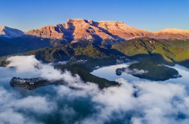 瓦屋山跻身世界旅游名山，“绝壁飞瀑徒步线”获评国际示范线路