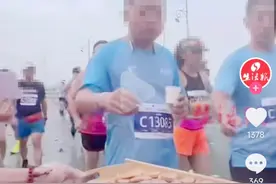 哈尔滨马拉松现“吃席式”补给，运动医学专家：吃多了对长跑没好处图片
