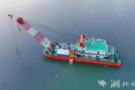 新能源应急救援打捞船在十堰丹江口启航图片