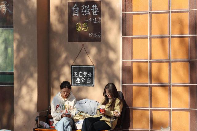 我们的宁夏·烟火 | 一张城市文旅新名片，由银川老街创意墙绘擦亮