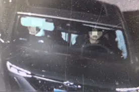 一个敢开，一个敢坐！两个“熊孩子”偷偷开车上路溜达图片