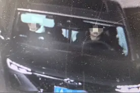 一个敢开，一个敢坐！两个“熊孩子”偷偷开车上路溜达图片