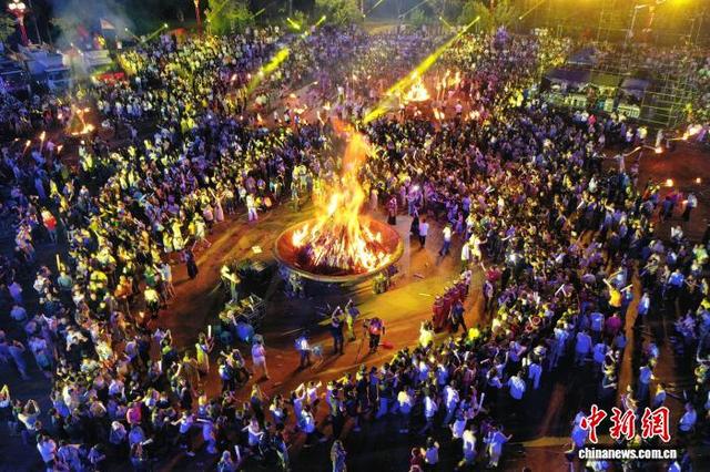 “中国火城”楚雄火把节启幕 万人狂欢夜沸腾