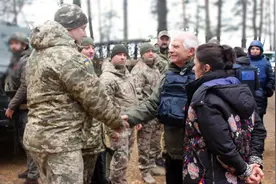 欧盟外交与安全政策高级代表博雷利视察乌军前线防御工事图片