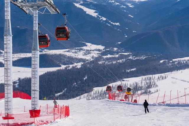 中国蓝观察丨多地官宣“雪假” 冰雪经济有多“热”？