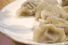 饺子选美大赛|鲜嫩多汁又美味！芹菜猪肉馅饺子，一家人的最爱图片