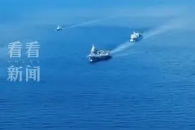 中国商船遇祖国航母 激动喊话图片