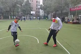 武汉小学生与喀麦隆前国脚切磋球技图片