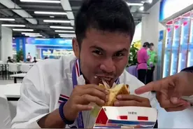 亚运会泰国散打选手餐厅狂炫汉堡，教练：被淘汰后吃“放纵餐”，选汉堡因吃不惯中餐图片