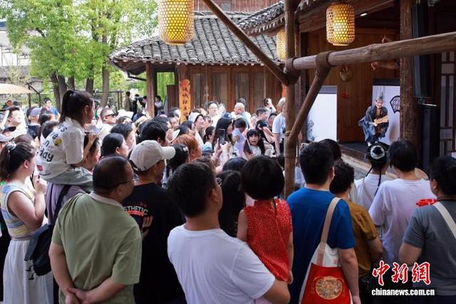 浙江桐乡：濮院时尚古镇 “宋韵”醉游人