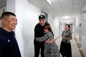 现役山东高速男篮球员陶汉林回母校为班级联赛开球图片