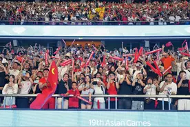 跟三万四千多人一起玩“人浪”是什么体验，观众直呼“太燃了”图片