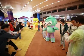 图集：杭州亚运会国足两连胜提前晋级，赛场内外气氛热烈图片