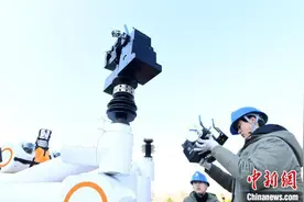 武汉女子带电作业班操控机器人守护供电安全图片