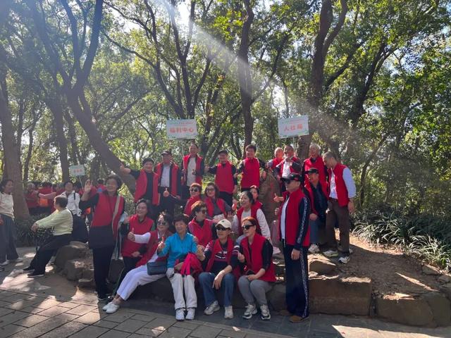 重阳节，700名老人齐聚“上海之根”，登高远望赏秋景