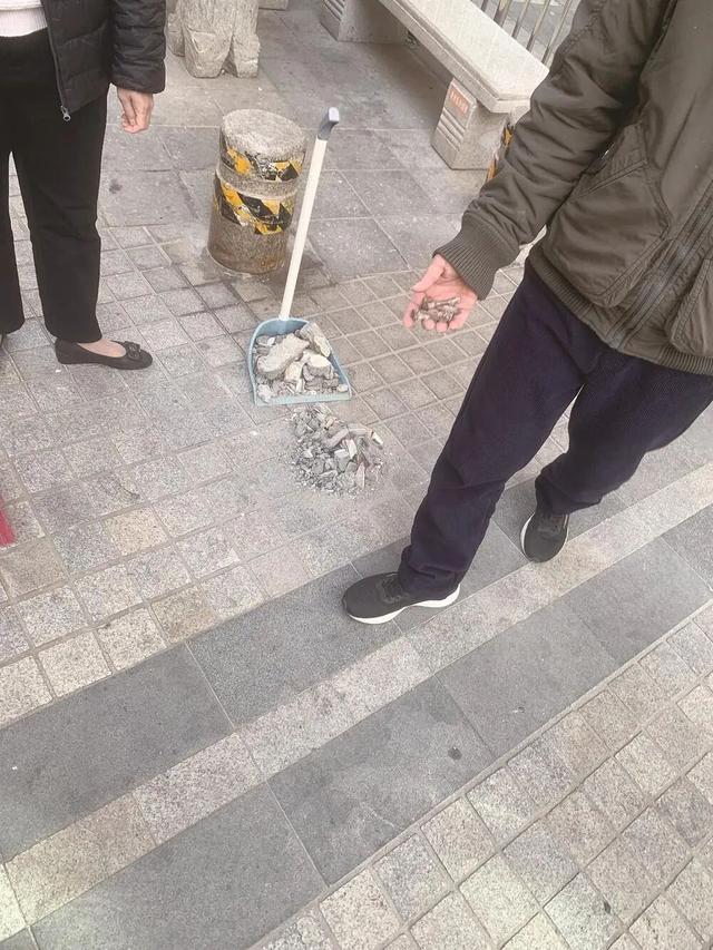 太吓人！厦门一小区26楼突然掉下一长条砖块，砸在楼栋大门口；业主：多处外墙有裂缝