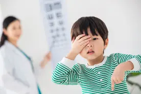 假期每天沉迷动画，9岁男孩患上干眼症图片