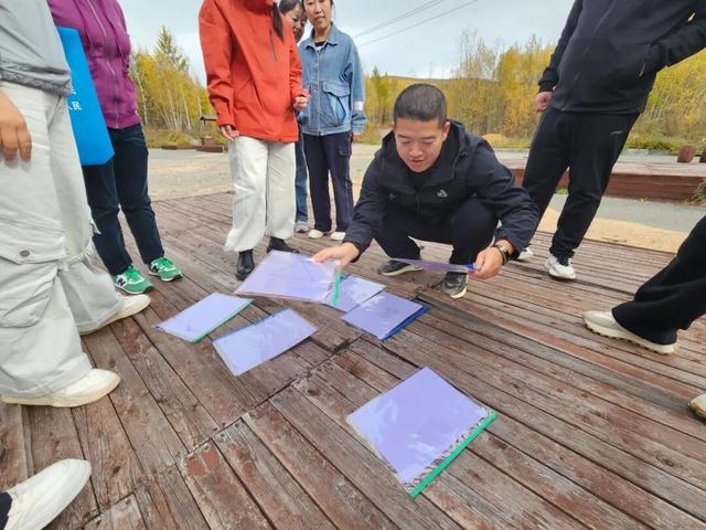 呼源镇团委开展“金秋登高展风采 凝心聚，力逐梦行”登山活动
