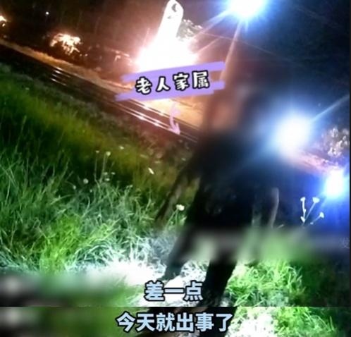 老人中暑晕倒在铁轨旁 警民救助