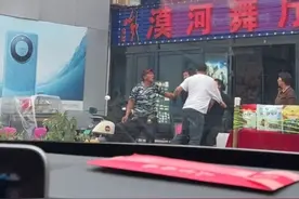 黑龙江“漠河舞厅”门口两男子持械互殴 老板称“儿子和邻居发生矛盾被扎伤”图片