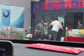 黑龙江“漠河舞厅”门口两男子持械互殴 老板称“儿子和邻居发生矛盾被扎伤”图片